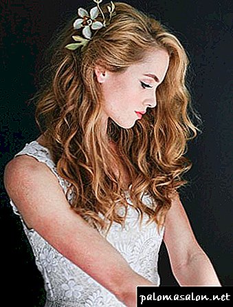 彼女の髪に花を持つヘアスタイル
