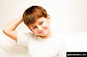 Un niño se rasca la cabeza: ¿razones, qué hacer?